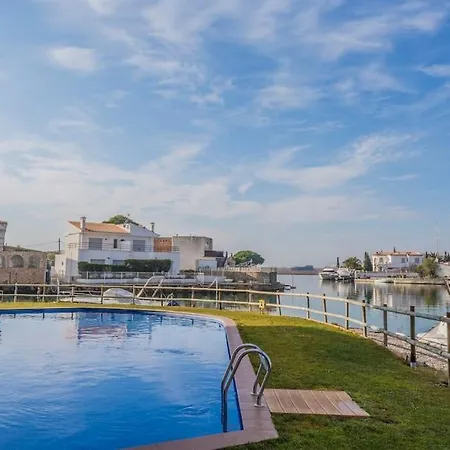 Piso De 2 Habitaciones, 3 Piscinas Y Cerca Del Mar דירה *